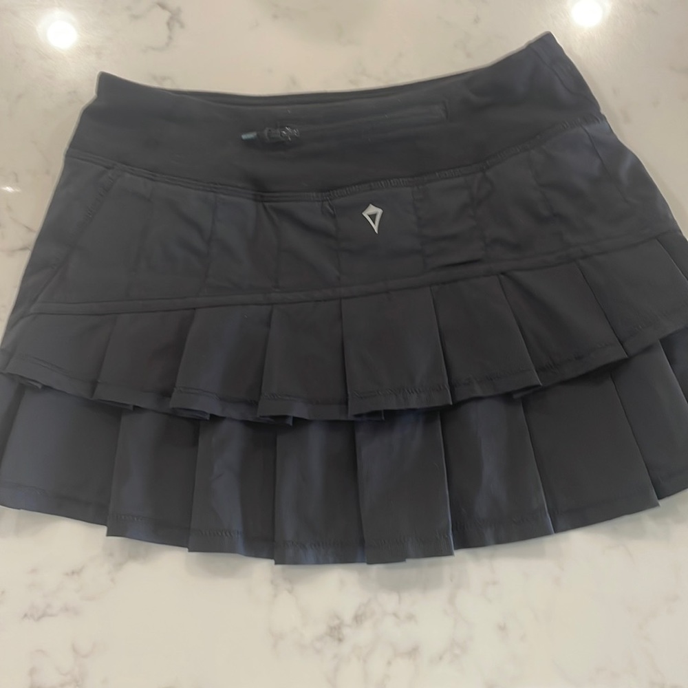 Girls Ivivva tennis skirt with built in shorts. Sz 10 Excellent condition